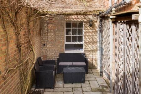 Regency Apartment - Private Entrance & Courtyard Cheltenham Exterior photo